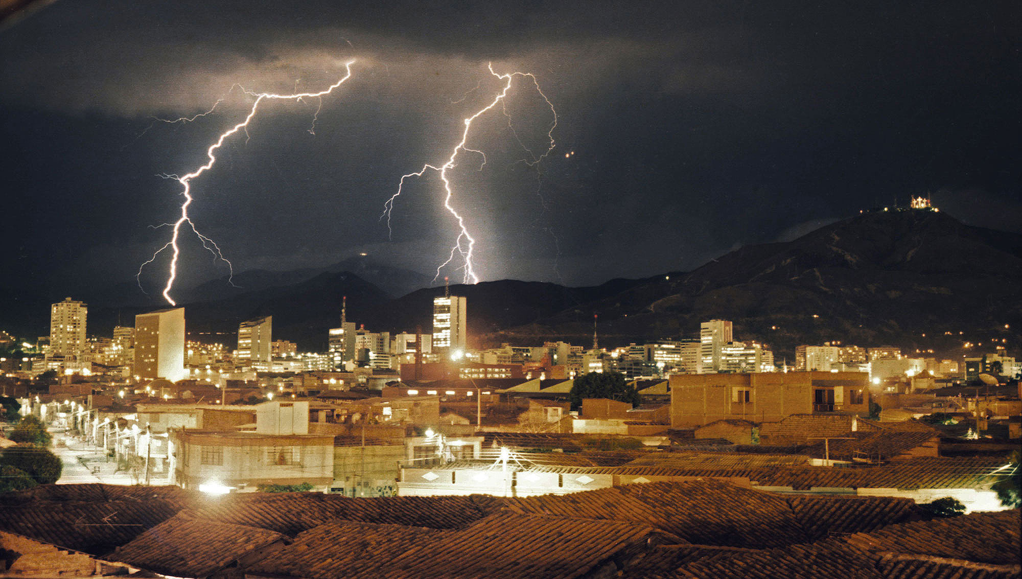 tormenta-electrica-en-cali-la-sucursal-del-cielo