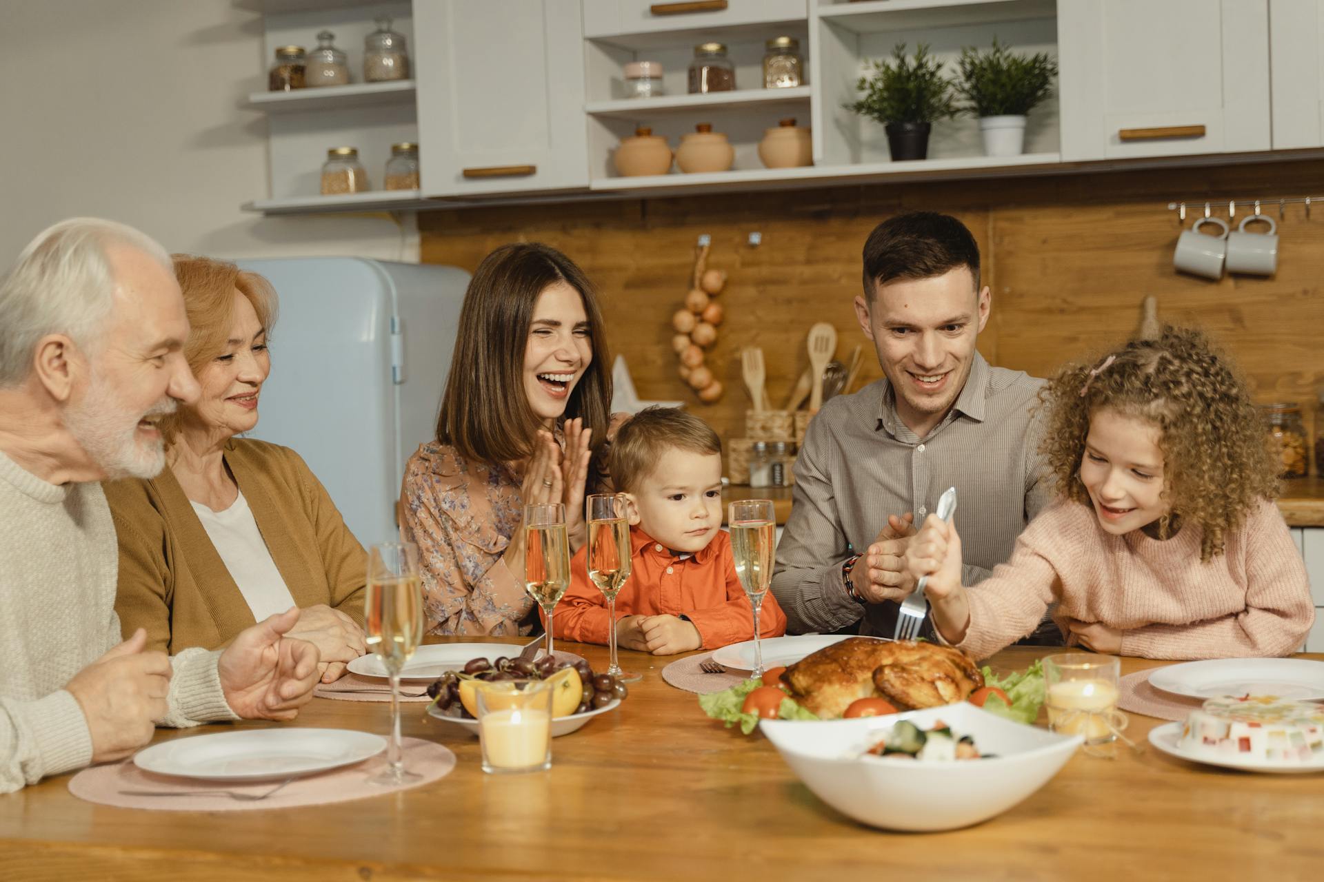 una familia feliz despreocupada sin situaciones negativas